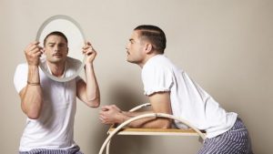 Hombre narcisista mirándose en el espejo