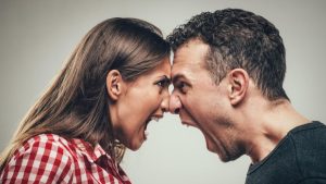 Hombre y mujer en relación tóxica de pareja
