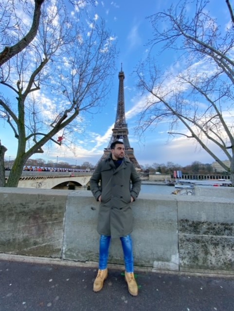 El escritor Jorge Perales Nieto en Paris