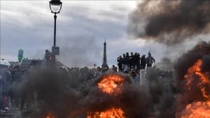 Protestas violentas en Francia por la edad de jubilación y pensiones