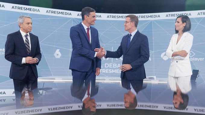 Saludo masónico entre Pedro Sánchez y Feijóo en el debate cara a cara de las elecciones generales