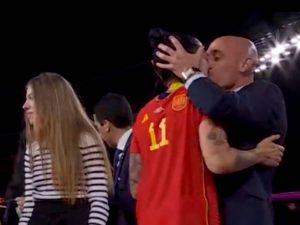El beso de Luis Rubiales a Jenni Mundial de fútbol femenino