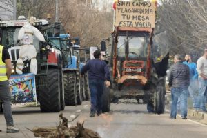 La prensa bloquea la protesta de los agricultores